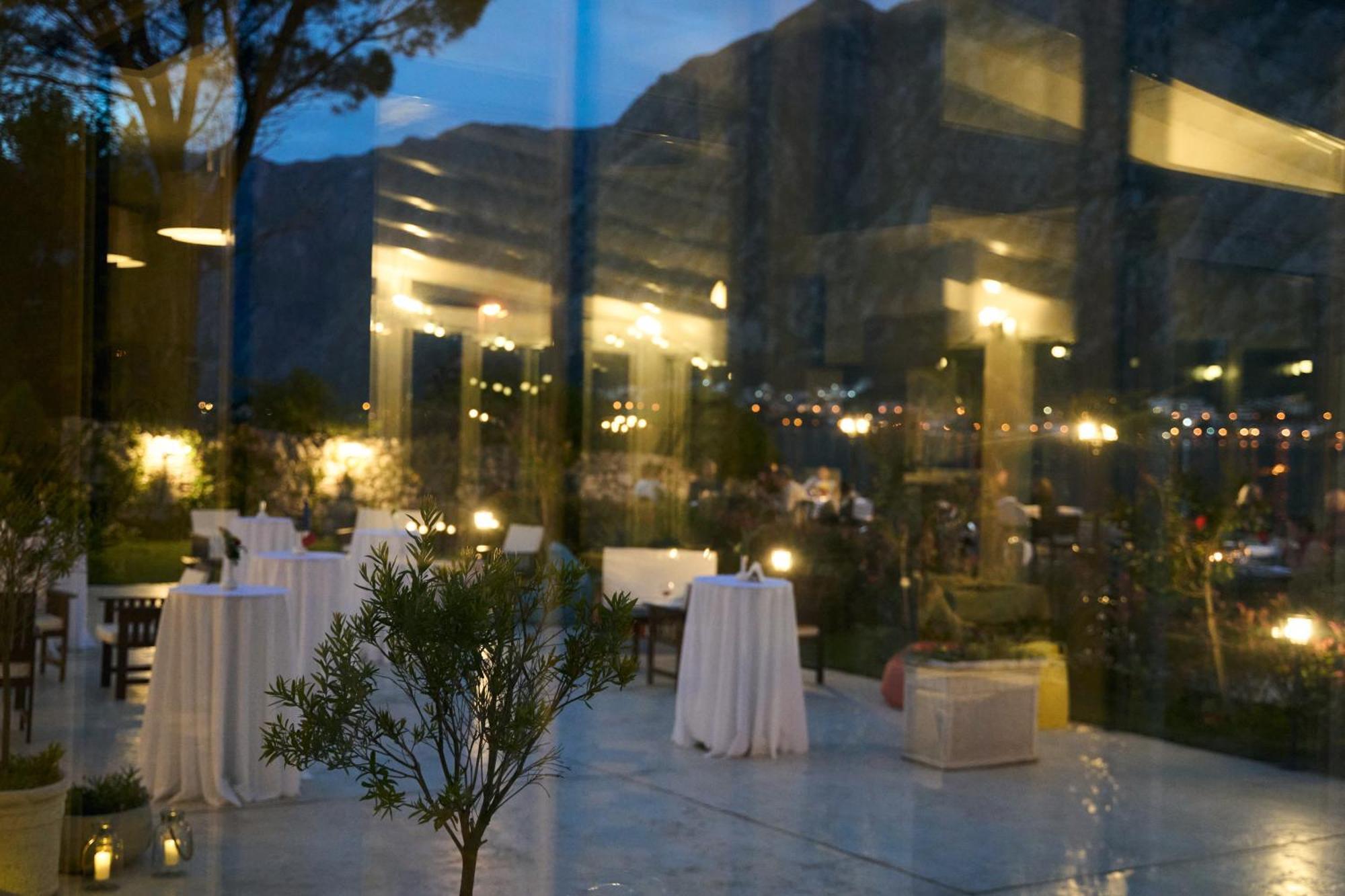 Hotel Montebay Perla Prčanj Exterior foto